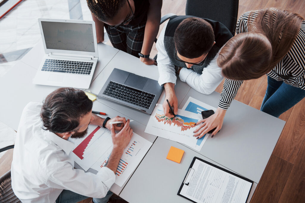 Imagen de personas trabajando sobre graficas representativas.